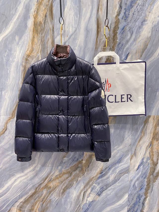 鹅绒 Moncler 蒙口高端品鉴臻品！欧标90保暖白鹅绒填充男士羽绒服外套 整体的造型设计依然传承了Mon家族基因，高奢时装与功能性户外风格相结合，通身运用解