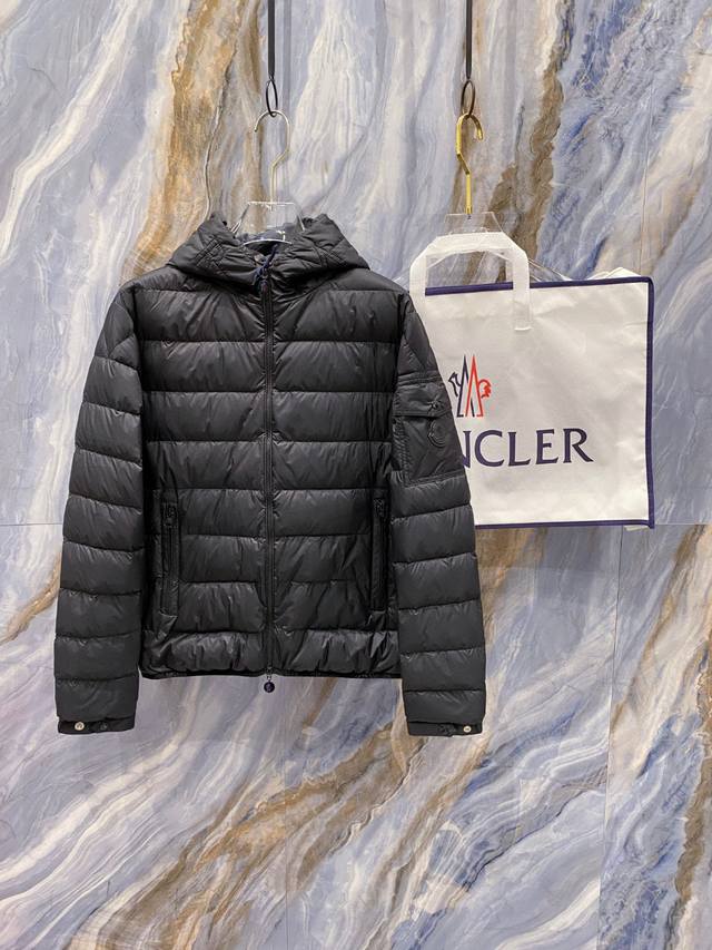 鹅绒 Moncler 蒙口 原单羽绒服 2025 年冬季新款男士连帽羽绒服外套，鹅绒羽绒服高品质设计，是任何男人都必备的王牌好货，帅气爆表。重工艺直冲工艺，90