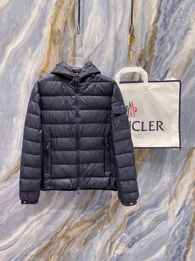 鹅绒 Moncler 蒙口 原单羽绒服 2025 年冬季新款男士连帽羽绒服外套，鹅绒羽绒服高品质设计，是任何男人都必备的王牌好货，帅气爆表。重工艺直冲工艺，90