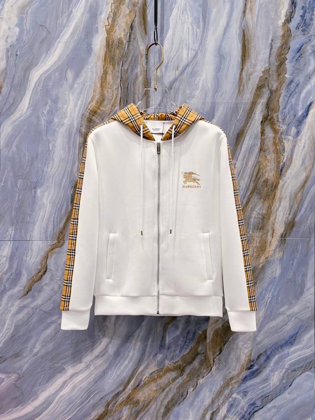 巴宝莉 2025秋冬男女同款拉链卫衣 舒适轻松运动休闲集一体！经典百搭，打破往年的枯燥乏味更为年轻时尚，多了一份与时俱进的潮流范儿！宽松裁剪，弹力腰部和可调节抽