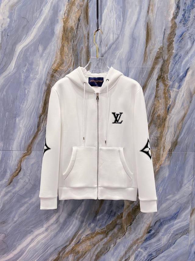 Lv 2025秋冬男女同款拉链卫衣 舒适轻松运动休闲集一体！经典百搭，打破往年的枯燥乏味更为年轻时尚，多了一份与时俱进的潮流范儿！宽松裁剪，弹力腰部和可调节抽绳