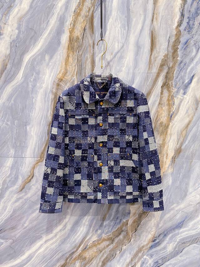 2025Ss秋冬新品Lv提花夹克翻领外套 专柜定制面料 透气舒适度高，细节无可挑剔，品牌元素设计理念，体现高品质。手感细腻柔软！呈现休闲裁剪，上身版型超赞！穿上