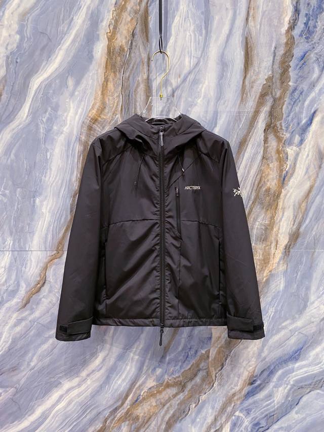 Arc Teryx 始祖鸟2025Fw秋冬新款 官网同款男士夹克外套，原单三标齐全高端版本 定制面料 透气舒适度高，细节无可挑剔，品牌元素设计理念，体现高品质。
