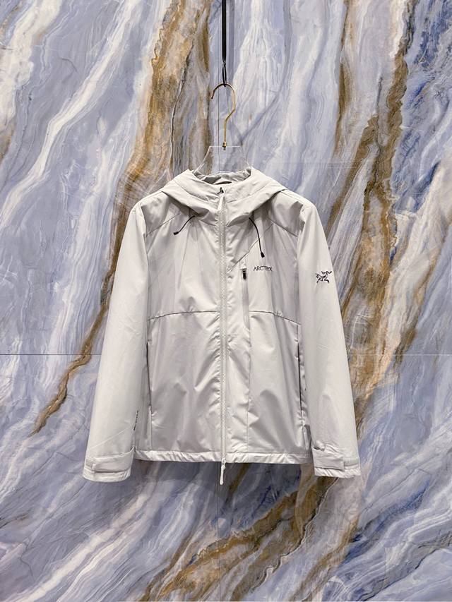 Arc Teryx 始祖鸟2025Fw秋冬新款 官网同款男士夹克外套，原单三标齐全高端版本 定制面料 透气舒适度高，细节无可挑剔，品牌元素设计理念，体现高品质。