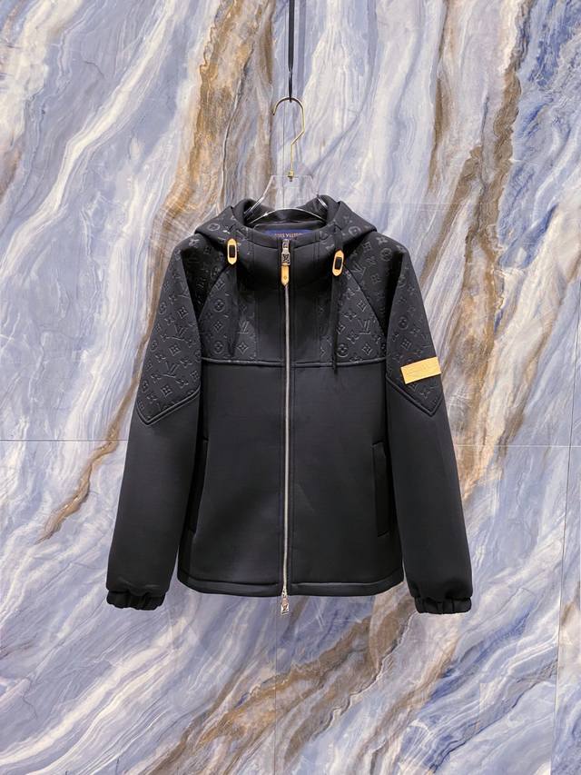 Lv 驴家2025秋冬新款外套 定制五金面料进口提花空气层棉，质感光泽垂感更强，品相高级，通体满铺四叶草元素字母提花图案， 颜色：黑色 米白 码数：48-56