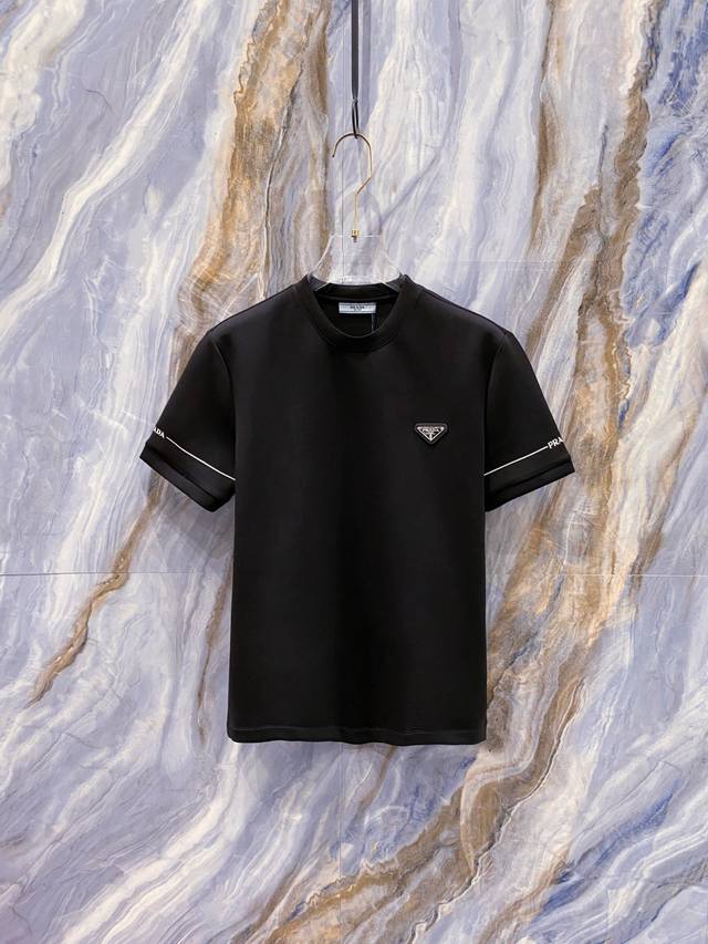 pra#Da普拉达2025秋冬太空棉字母刺绣Logo时尚百搭打底圆领短袖衫，精致工艺面料，顶级元素融合打造，经典短袖3标齐全，潮男时尚，无论是上身舒适度还是都是