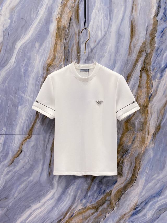 pra#Da普拉达2025秋冬太空棉字母刺绣Logo时尚百搭打底圆领短袖衫，精致工艺面料，顶级元素融合打造，经典短袖3标齐全，潮男时尚，无论是上身舒适度还是都是