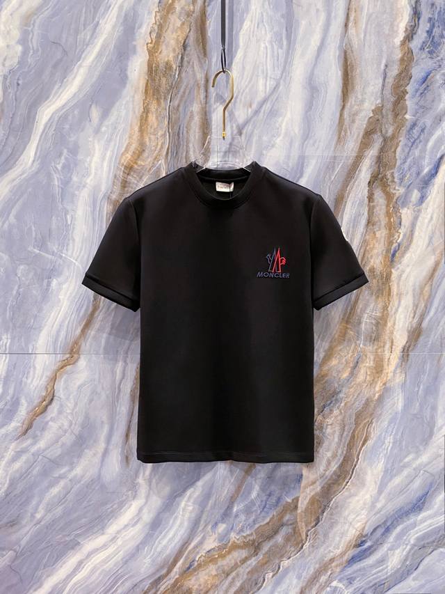 Mon#Cler 蒙口 2025秋冬太空棉字母刺绣Logo时尚百搭打底圆领短袖衫，精致工艺面料，顶级元素融合打造，经典短袖3标齐全，潮男时尚，无论是上身舒适度还