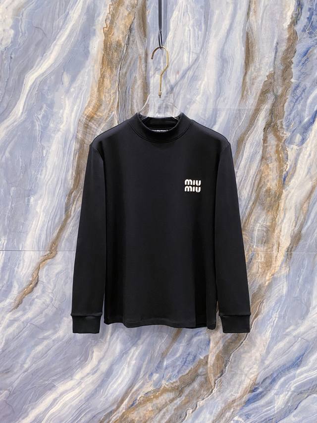 Mumu 2025秋冬专柜新款 时尚休闲打底衫长袖T恤，精选进口高密度双面拉架棉面料，精致原版Logo打造，舒适性与透气性兼优，柔软抗皱弹性和垂性极佳，无论是单