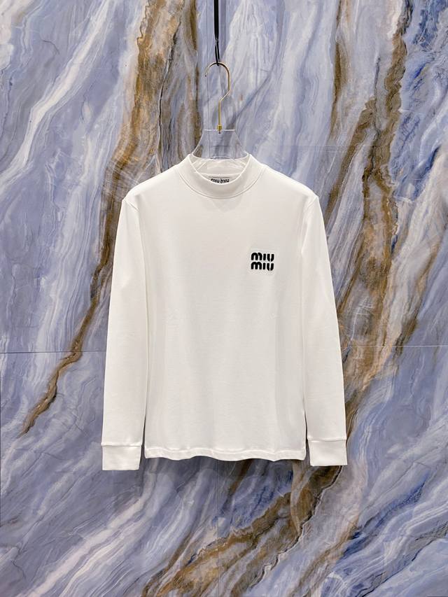 Mumu 2025秋冬专柜新款 时尚休闲打底衫长袖T恤，精选进口高密度双面拉架棉面料，精致原版Logo打造，舒适性与透气性兼优，柔软抗皱弹性和垂性极佳，无论是单