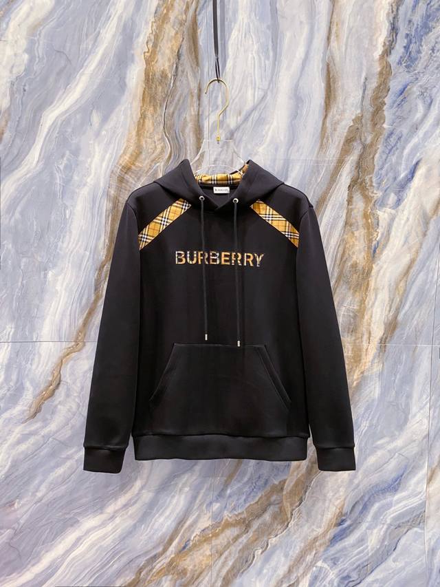巴宝莉 2025秋冬全新系列单品上线，非常时髦前卫的一款男女同款连帽卫衣，标识Logo图案，区别于以往的不同，宣示品牌传承多年的设计理念！其吸睛度完全不亚于任何