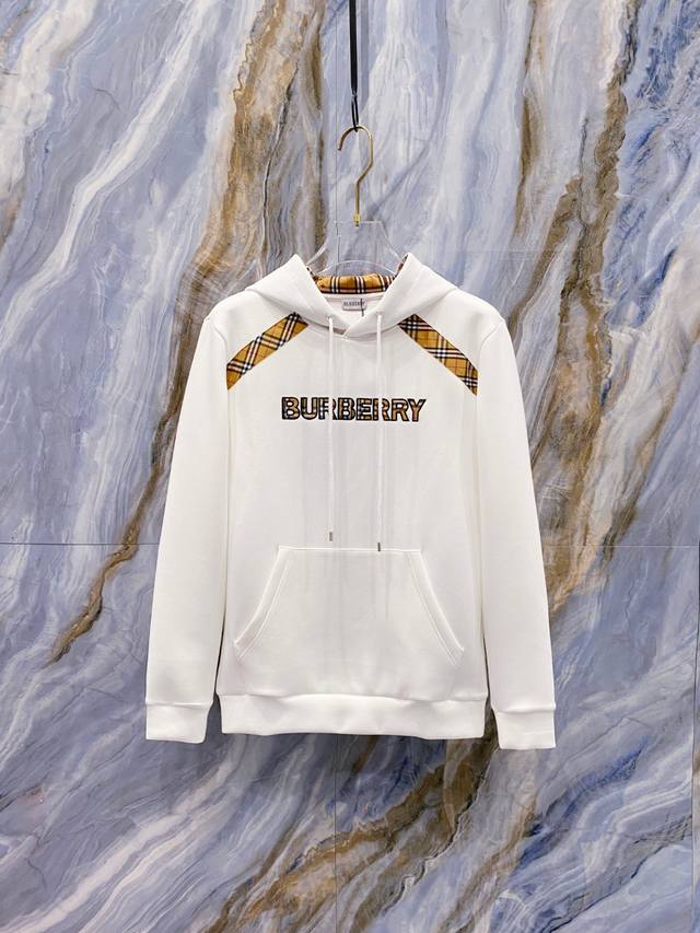 巴宝莉 2025秋冬全新系列单品上线，非常时髦前卫的一款男女同款连帽卫衣，标识Logo图案，区别于以往的不同，宣示品牌传承多年的设计理念！其吸睛度完全不亚于任何