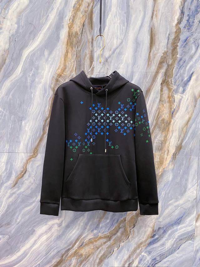 Lv 2025秋冬全新系列单品上线，非常时髦前卫的一款男女同款连帽卫衣，标识Logo图案，区别于以往的不同，宣示品牌传承多年的设计理念！其吸睛度完全不亚于任何经