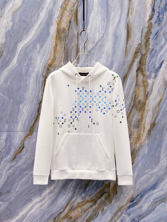 Lv 2025秋冬全新系列单品上线，非常时髦前卫的一款男女同款连帽卫衣，标识Logo图案，区别于以往的不同，宣示品牌传承多年的设计理念！其吸睛度完全不亚于任何经