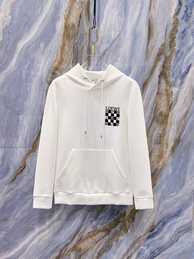 罗意威 2025秋冬全新系列单品上线，非常时髦前卫的一款男女同款连帽卫衣，标识Logo图案，区别于以往的不同，宣示品牌传承多年的设计理念！其吸睛度完全不亚于任何