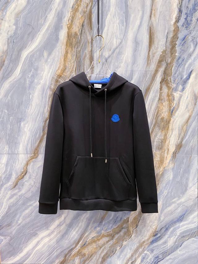 蒙口 2025秋冬全新系列单品上线，非常时髦前卫的一款男女同款连帽卫衣，标识Logo图案，区别于以往的不同，宣示品牌传承多年的设计理念！其吸睛度完全不亚于任何经