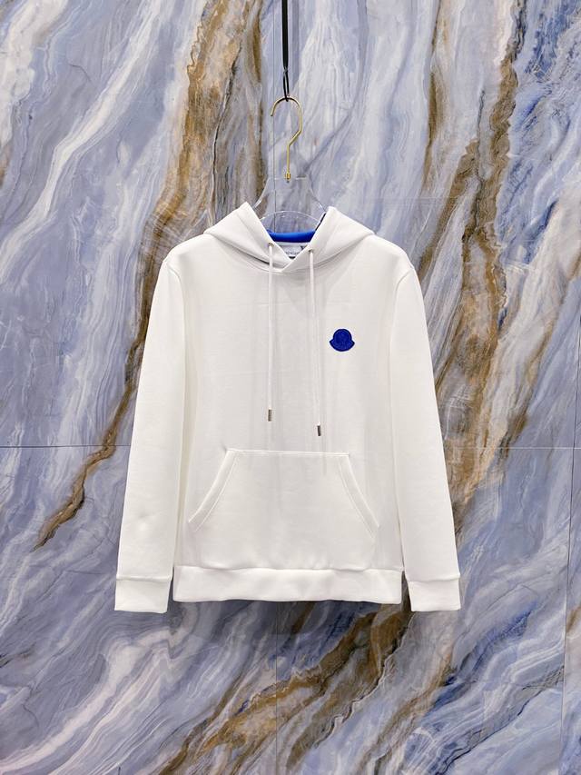 蒙口 2025秋冬全新系列单品上线，非常时髦前卫的一款男女同款连帽卫衣，标识Logo图案，区别于以往的不同，宣示品牌传承多年的设计理念！其吸睛度完全不亚于任何经
