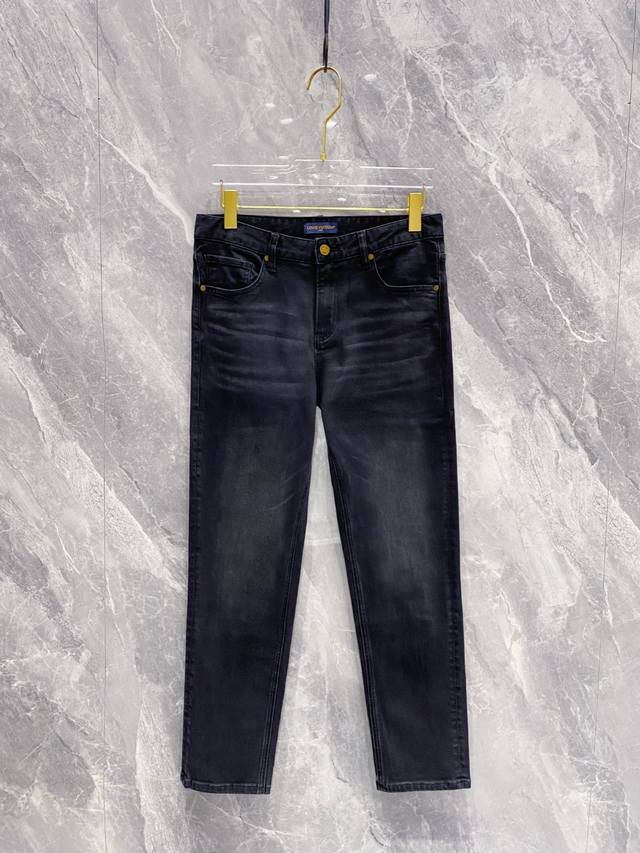 Louis Vuitton 2025秋冬新款腰带口袋印花小黑牛修身牛仔裤- 进口原版水洗弹力面料 原版五金辅料装Logo，版型修身超正 档次极高 定制纽扣 重度