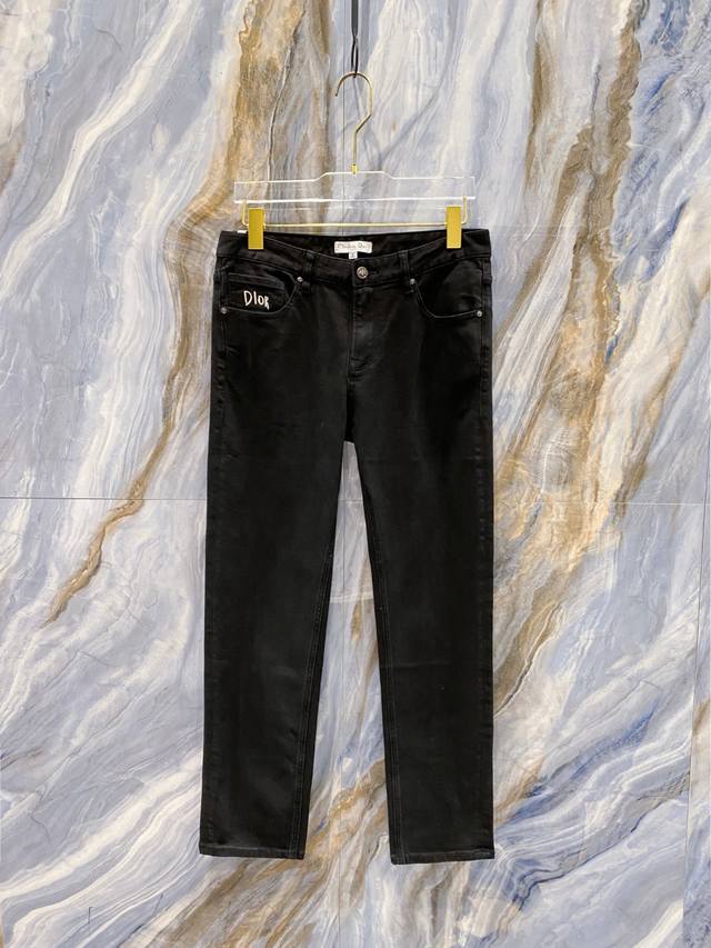 Dior 迪奥 2025秋冬最新推出男士牛仔裤新品！重工水洗牛仔面料，定制面料和一般牛仔布料比起来，更加柔软舒适！超重工洗水工艺 双工艺洗水 整条裤子，手感舒适