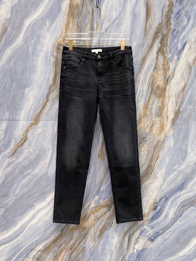 迪奥 2025早秋柜台同步在售的浮雕压花Logo小直筒水洗黑色 牛仔，以其精致的细节处理和卓越的工艺技术，展现了高端时尚的魅力。牛仔裤的整体设计采用了小直筒版型