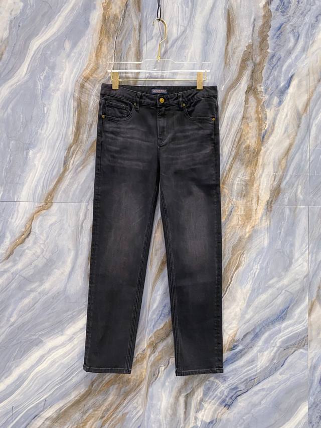 Louis Vuitton 2025秋冬新款腰带口袋印花小黑牛修身牛仔裤- 进口原版水洗弹力面料 原版五金辅料装Logo，版型修身超正 档次极高 定制纽扣 重度