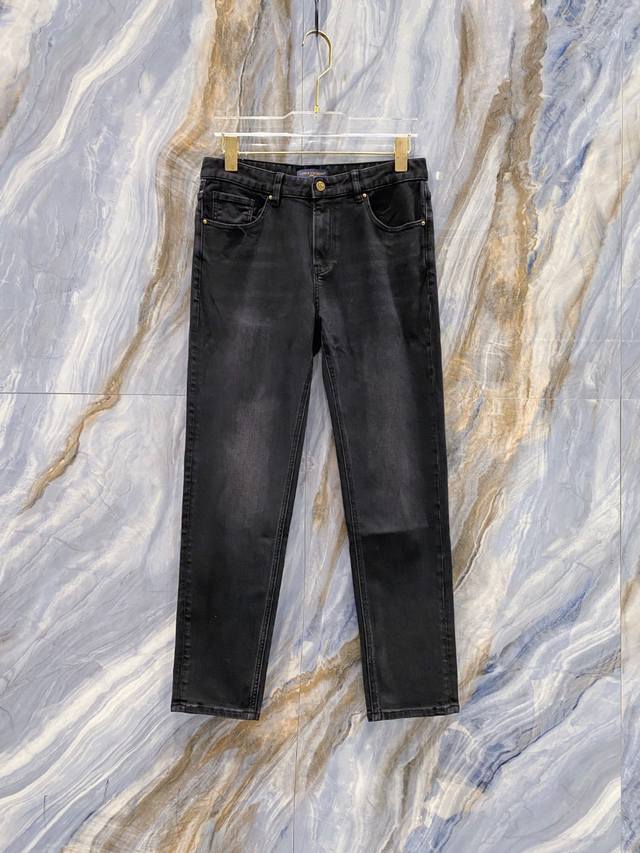 Louis Vuitton 2025秋冬新款腰带口袋印花小黑牛修身牛仔裤- 进口原版水洗弹力面料 原版五金辅料装Logo，版型修身超正 档次极高 定制纽扣 重度