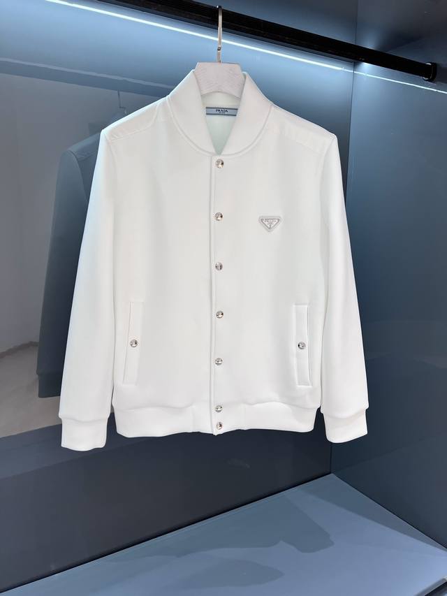 新品 渠道订单 2025秋冬pr*Da Milano男士开衫按扣徽章标识卫衣夹克外套 太空棉高端材质 经典Os版型,简约而不失格调.日常运动休闲商务毫无压力..