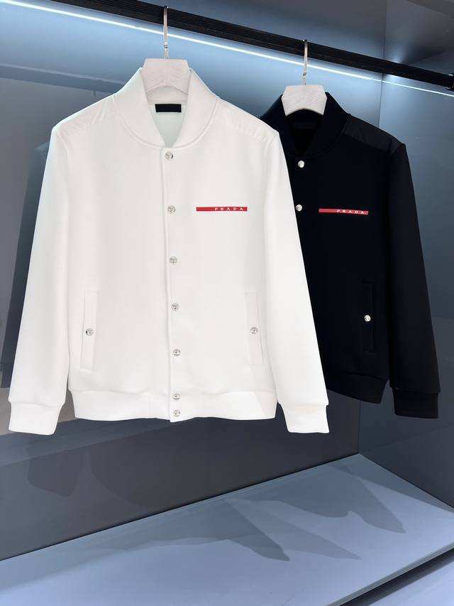 新品 经典红标 渠道订单 2025秋冬pr*Da Milano男士开衫按扣徽章标识卫衣夹克外套 太空棉高端材质 经典Os版型,简约而不失格调.日常运动休闲商务毫