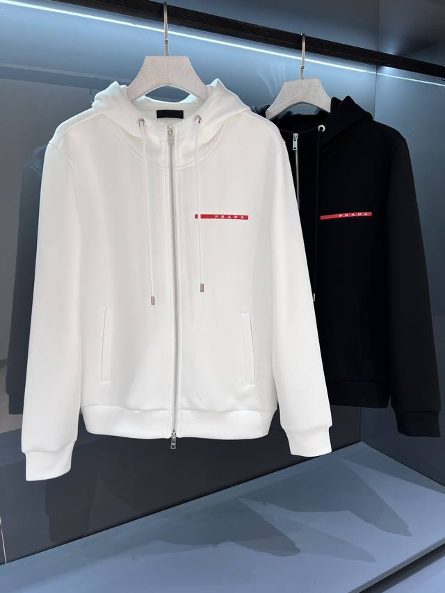 新品 pra男士时装款空气棉休闲连帽卫衣外套，香港洋行渠道货，纯正血统品质，25年F W秋冬新品，经典招牌产物！ 以面料为主导的一款外套，通体的造型沿袭了p 家