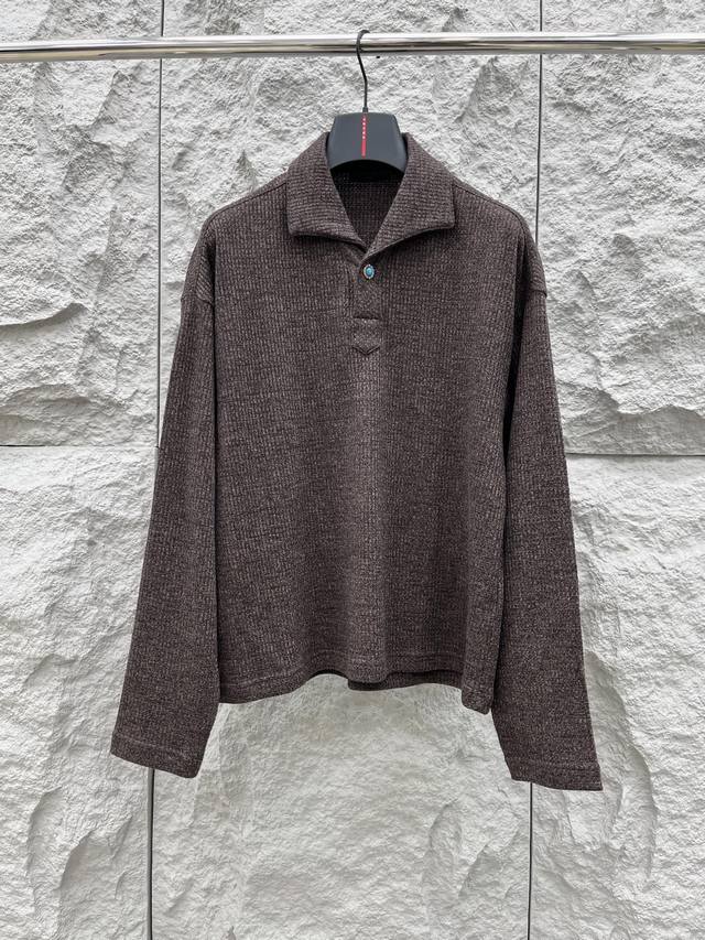 驴家秋季新款长袖，采用带有细腻的纹理质感，宽松直筒版型，舒适不挑身材既能单穿亦能内搭，后背简洁无拼接设计整体感强彰显极简与高级感灰色系+针织材质自带“老钱风 格