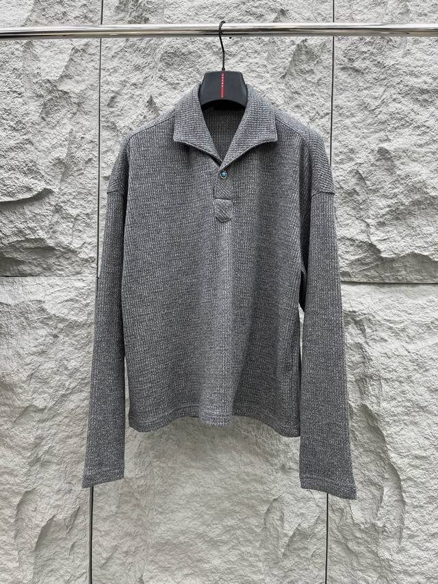 驴家秋季新款长袖，采用带有细腻的纹理质感，宽松直筒版型，舒适不挑身材既能单穿亦能内搭，后背简洁无拼接设计整体感强彰显极简与高级感灰色系+针织材质自带“老钱风 格