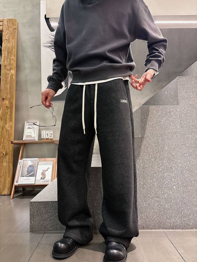 罗家秋冬新款经典刺绣标识高端加绒休闲长裤，男士内里羽绒纱线质地保暖休闲裤。顶级特殊渠道订单，平纹针织纯棉质地，内里羽绒沙线与桑蚕丝混纺面料，贴身保暖，高强蓄热。