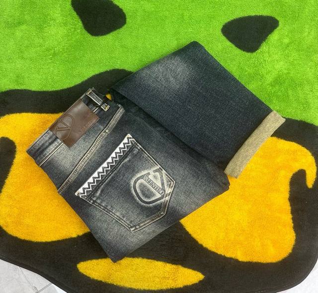 冬 天冷了 今日推荐 底抓绒 独家首发原单品质原版五金扣，版型洗水颜色非常到位，底抓毛 舒适感超强的蓝牛，细节无可挑剔，简约百搭，尺码28-38