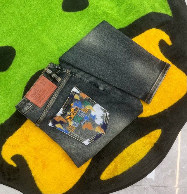 22新品独家 首创 原单品质 爆款手绘工艺 牛仔裤超级定制款，原版五金，超级重工工艺，版型超赞细节做工无可挑剔！款式不挑人，特别高档，好货不等人，看中赶紧下手，