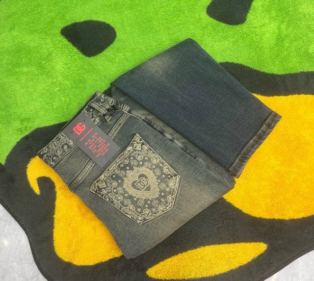 22新品独家 首创 原单品质 爆款手绘工艺 牛仔裤超级定制款，原版五金，超级重工工艺，版型超赞细节做工无可挑剔！款式不挑人，特别高档，好货不等人，看中赶紧下手，