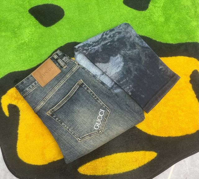 独家爆款火爆上市，2580原单爆款牛仔裤超级定制款形象款，原版五金，超级重工工艺，版型超赞细节做工无可挑剔！款式不挑人，特别高档，好货不等人，看中赶紧下手，尺码