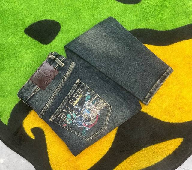 22新品独家 首创 原单品质 爆款牛仔裤超级定制款，原版五金，超级重工工艺，版型超赞细节做工无可挑剔！款式不挑人，特别高档，好货不等人，看中赶紧下手，尺码：28