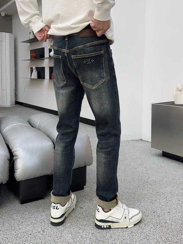 冬 底抓绒 秋冬新款现货上市2580原单爆款牛仔裤超级定制款，原版五金，超级重工工艺，版型超赞细节做工无可挑剔！款式不挑人，特别高档，好货不等人，看中赶紧下手，