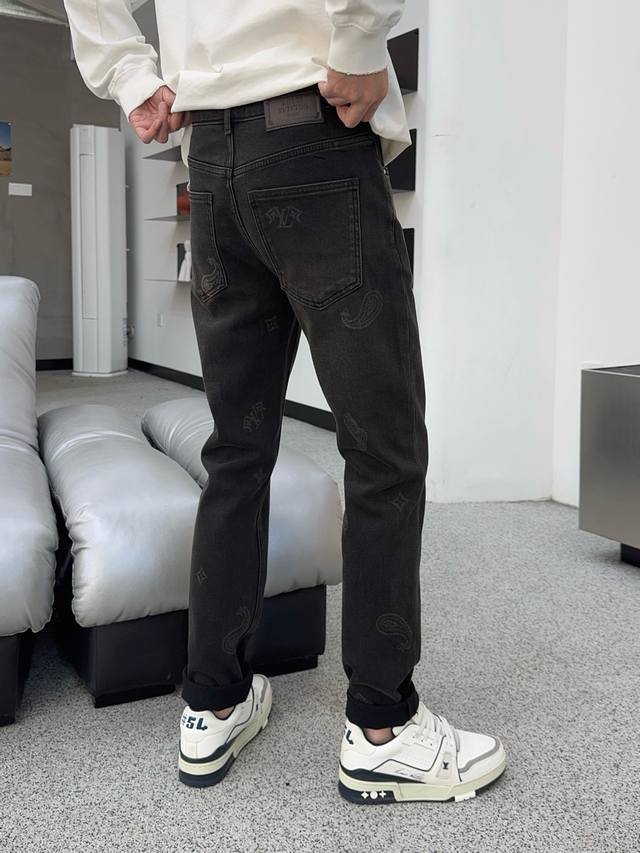 冬 底抓绒 秋冬新款现货上市2580原单爆款牛仔裤超级定制款，原版五金，超级重工工艺，版型超赞细节做工无可挑剔！款式不挑人，特别高档，好货不等人，看中赶紧下手，