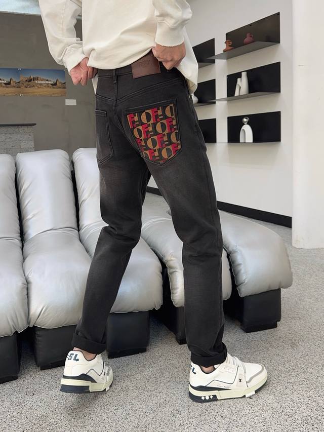 冬 底抓绒 秋冬新款现货上市2580原单爆款牛仔裤超级定制款，原版五金，超级重工工艺，版型超赞细节做工无可挑剔！款式不挑人，特别高档，好货不等人，看中赶紧下手，