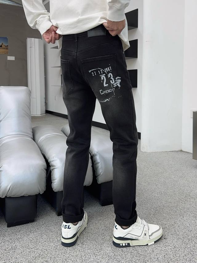 冬 底抓绒 秋冬新款现货上市2580原单爆款牛仔裤超级定制款，原版五金，超级重工工艺，版型超赞细节做工无可挑剔！款式不挑人，特别高档，好货不等人，看中赶紧下手，