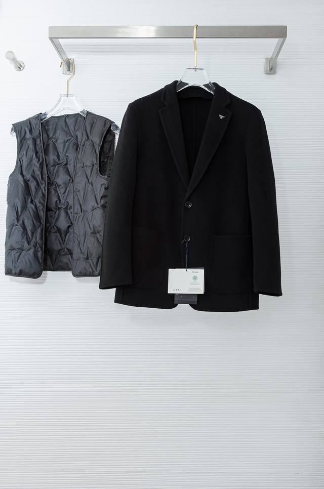 pra*Da普拉 达625Fw秋冬温暖与商务结合！打破常规重新定义西装设计简约平驳领+可拆卸充90%白鸭绒子羽绒马甲 单西装#在繁忙的商务场合中，一款既能保持专