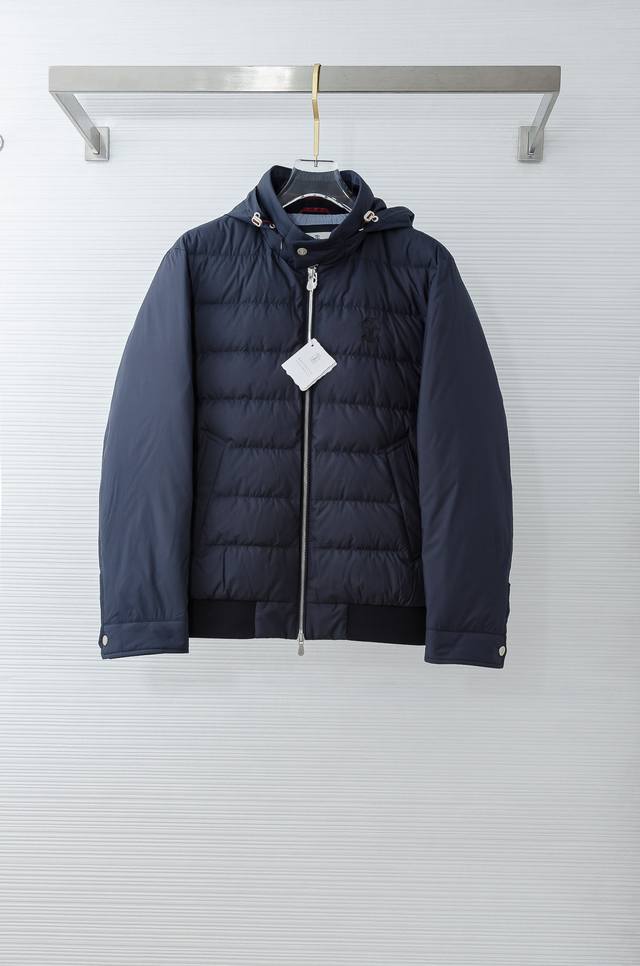 Bc 525Fw最新白鸭绒填充男士都市休闲户外羽绒服外套#立领+隐藏式连帽#填充物:90% 白鸭绒子内里优质欧标白鸭绒填充，更是绝佳的保暖选材，绒朵饱满，蓬松度