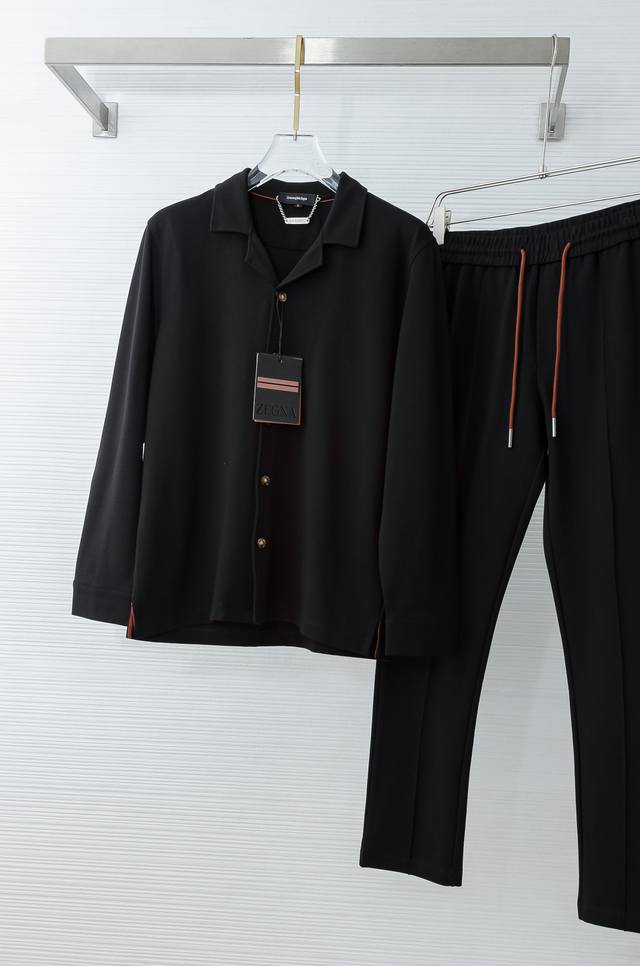 Zeg* Na 2025 秋冬时尚休闲运动套装 夹克外套+卫裤 原厂代工出品，极简的风格构造大气，自然，辨识度高，上身绝对不会出错搭配性能更是毫无疑问，并且这种