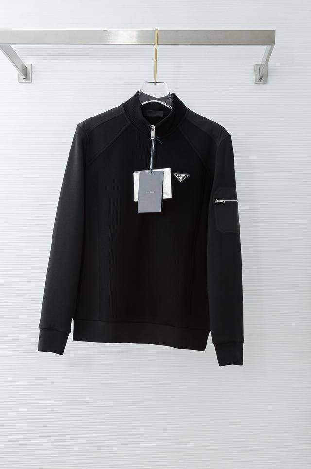 pra*Da2025Fw新品圆领长袖男士卫衣#质感硬朗挺拔有型，版型立体不易起皱，上身舒适却不失柔软度，亲肤细腻，在运动时起到透气吸湿的强悍性能，贴身穿着都非常