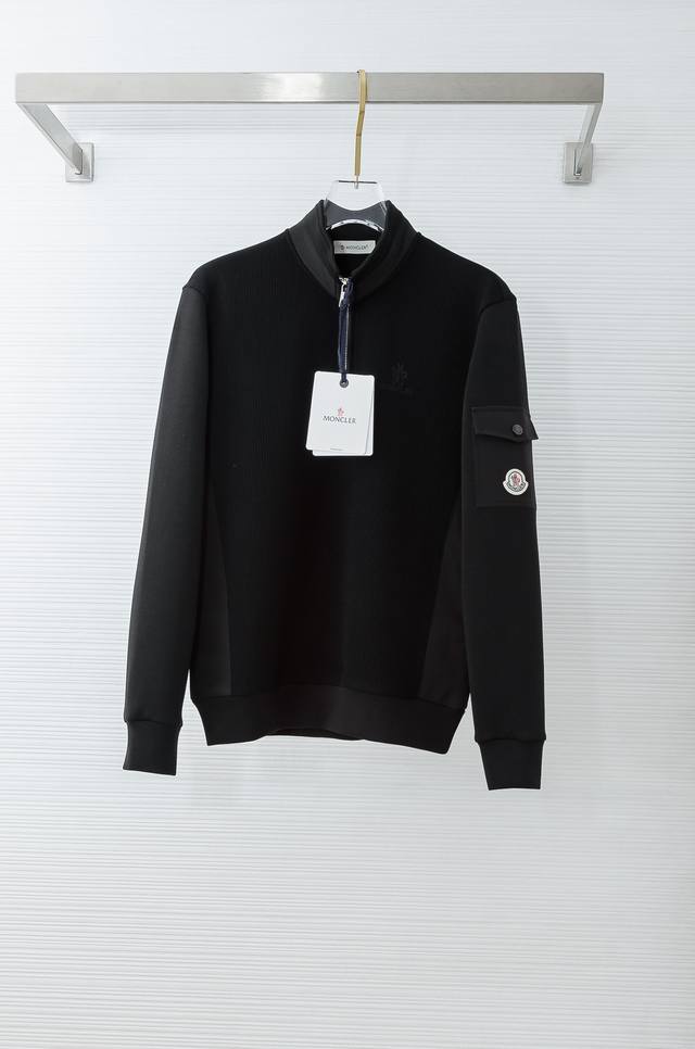 Moncl*Er 2025Fw新品圆领长袖男士卫衣#质感硬朗挺拔有型，版型立体不易起皱，上身舒适却不失柔软度，亲肤细腻，在运动时起到透气吸湿的强悍性能，贴身穿着