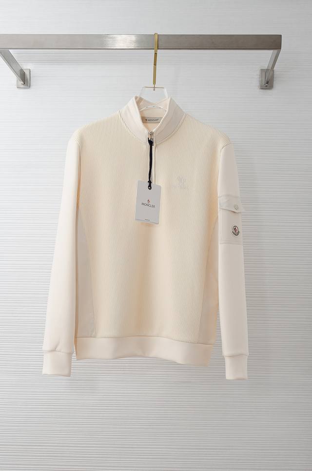 Moncl*Er 2025Fw新品圆领长袖男士卫衣#质感硬朗挺拔有型，版型立体不易起皱，上身舒适却不失柔软度，亲肤细腻，在运动时起到透气吸湿的强悍性能，贴身穿着