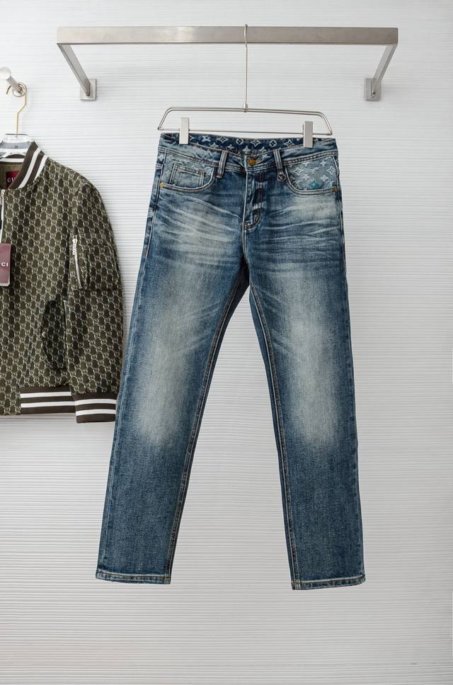 Lv 2025最新男士时装款商务休闲丹宁牛仔裤！！ 高端奢华且非常牛掰的一款丹宁裤装，前插袋饰有当季品牌刺绣体标识，颇具艺术性，时髦惊艳出彩，辨识度非常鲜明，同