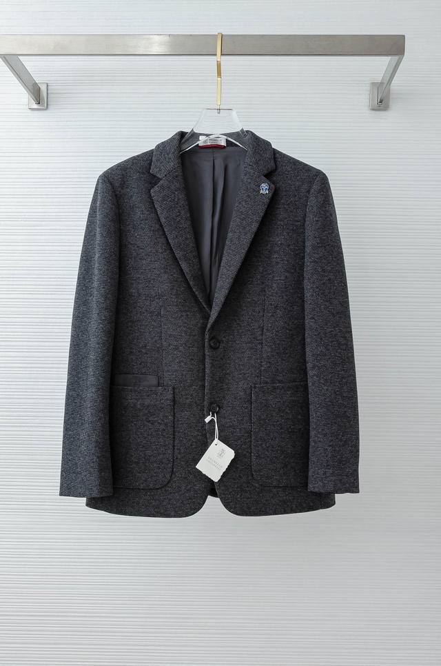 Brunello Cucinelli 25Fw秋冬新款绵羊毛混纺西服#商务休闲西装外套！同步官网发售 最新款羊毛西装，在面料触感和版型上都经过精心设计与调整，无