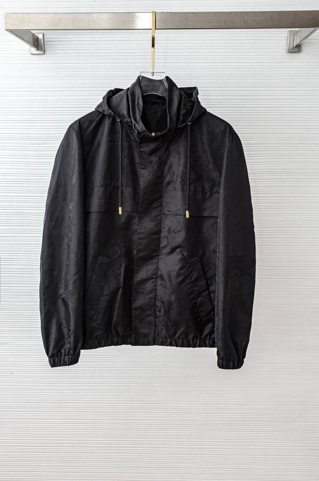 Lv 25Fw男士纯色连帽夹克外套#经典造型与风格上融入当下最热门的暗纹提花元素设计，简洁大气的纯色调为主题，质感凸显的也增加了整体的儒雅气质，更加符合优雅男士